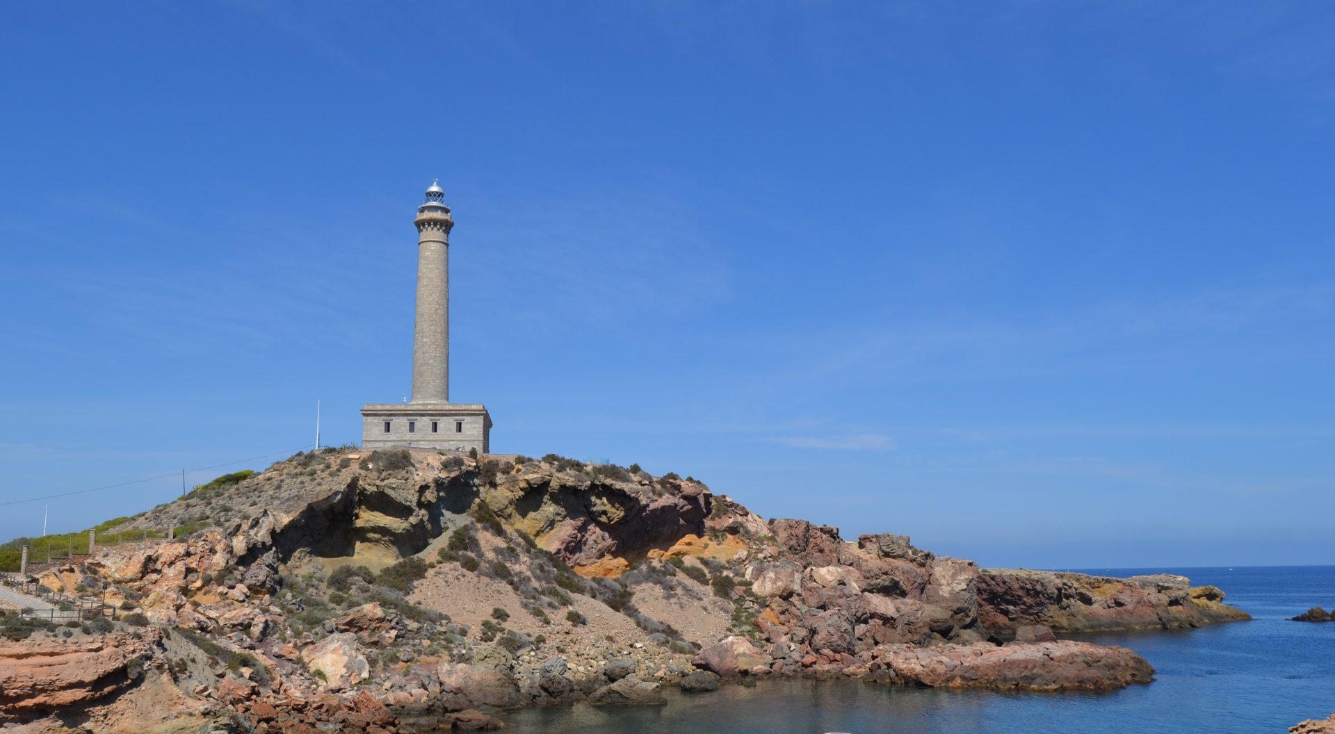Cabo de Palos y su faro junto al Mediterráneo